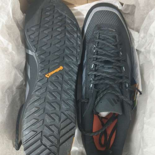 Adidas戶外行山鞋 EU42 US8.5