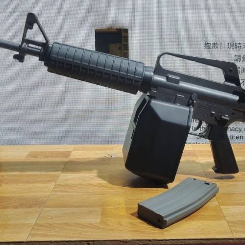MARUI AR15 + 連大彈箱 + 1匣