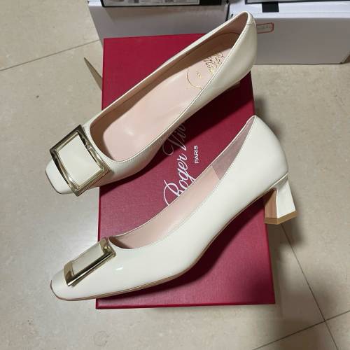 Roger Vivier 米白4.5cm喇叭跟高跟鞋