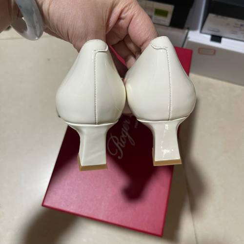 Roger Vivier 米白4.5cm喇叭跟高跟鞋