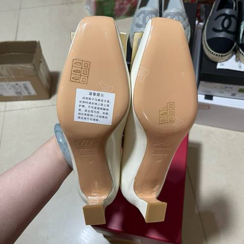 Roger Vivier 米白4.5cm喇叭跟高跟鞋