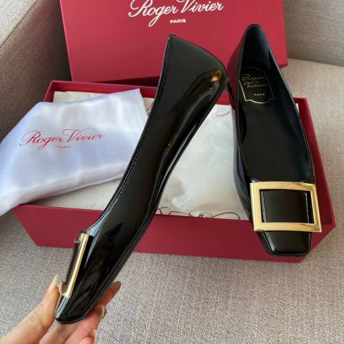 Roger Vivier黑色金扣平底鞋