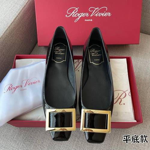 Roger Vivier黑色金扣平底鞋