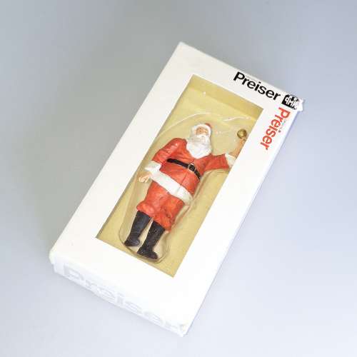 Preiser 生產的精緻聖誕老人模型（例如 1/32 比例的 63084 或 1/22.5 比例的 45501）