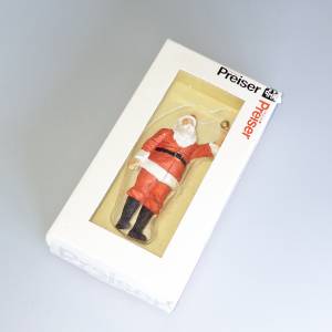 Preiser 生產的精緻聖誕老人模型（例如 1/32 比例的 63084 或 1/22.5 比例的 45501）
