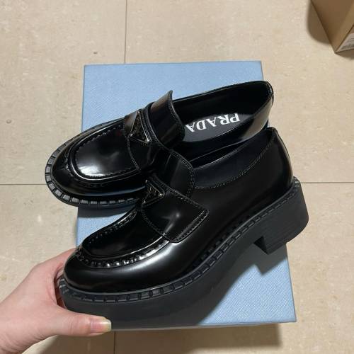 PRADA 三角鐵牌樂福鞋