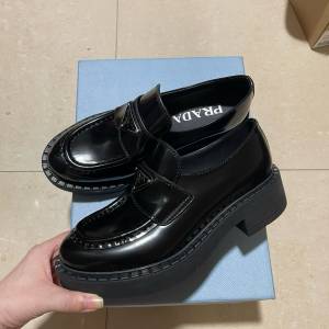 PRADA 三角鐵牌樂福鞋