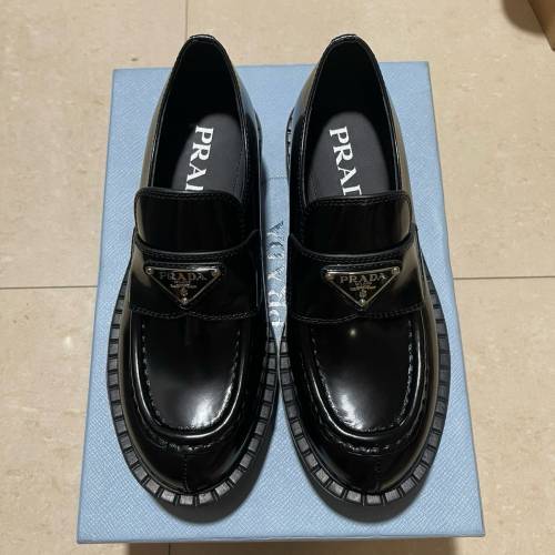 PRADA 三角鐵牌樂福鞋
