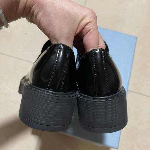 PRADA 三角鐵牌樂福鞋