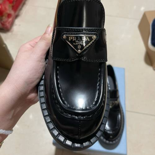 PRADA 三角鐵牌樂福鞋