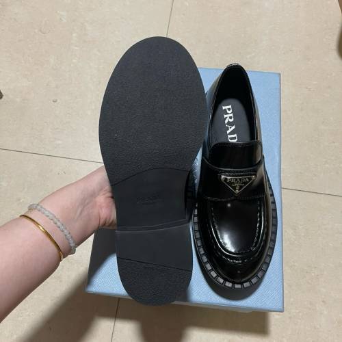 PRADA 三角鐵牌樂福鞋