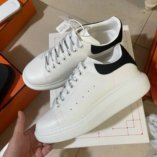 Alexander McQueen 黑絨尾小白鞋