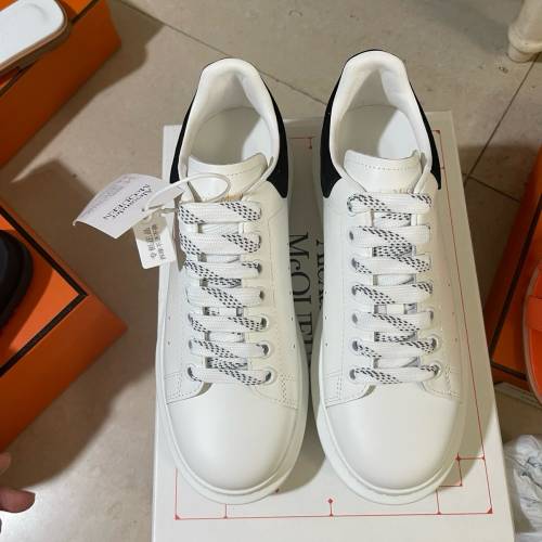 Alexander McQueen 黑絨尾小白鞋