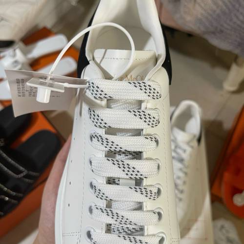 Alexander McQueen 黑絨尾小白鞋
