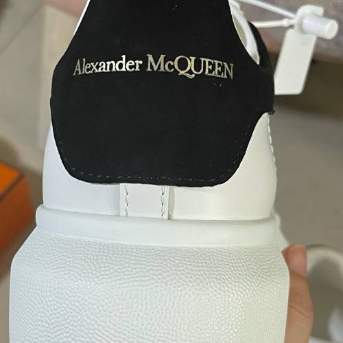 Alexander McQueen 黑絨尾小白鞋