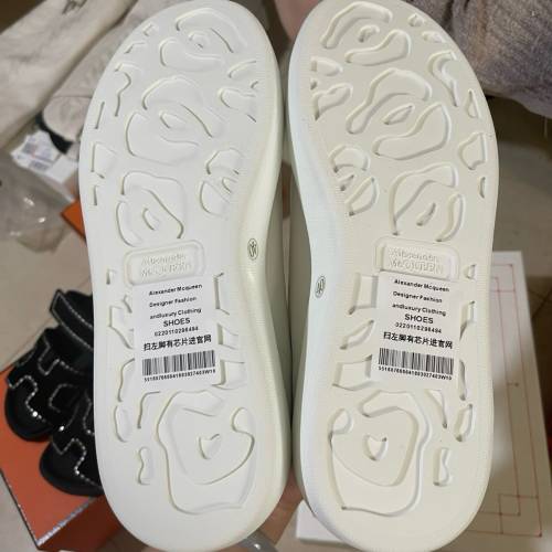 Alexander McQueen 黑絨尾小白鞋