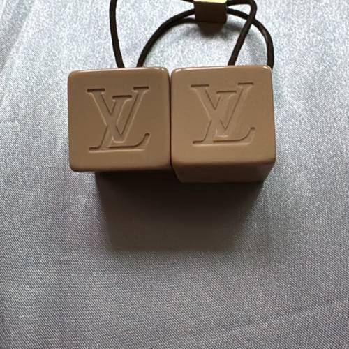 正廠LV,五成新，兩件貨品只售$150，只限面交，不郵寄，不順豐，免受騙！thanks
