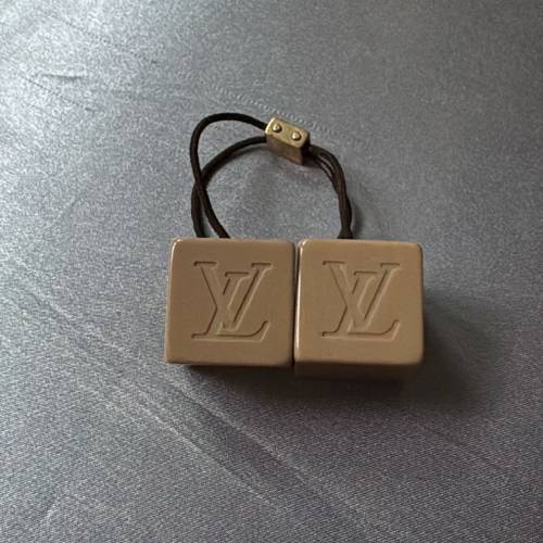 正廠LV,五成新，兩件貨品只售$150，只限面交，不郵寄，不順豐，免受騙！thanks