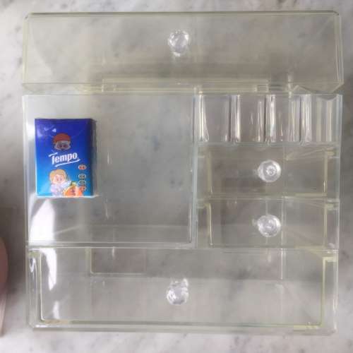 $50 全新 水晶 透明 大型防塵化妝品 架 長20cm  30cm 闊 30cm 高