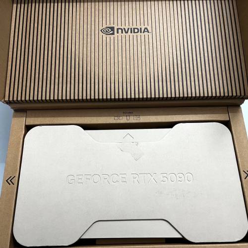 限量版 RTX 5090 FE 模型卡 ｜ 免費顯卡支架 ｜