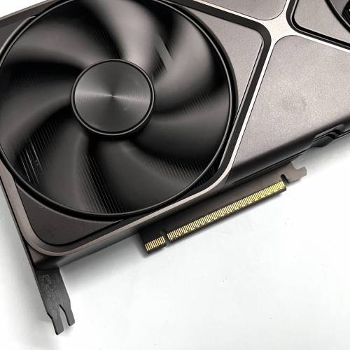限量版 RTX 5090 FE 模型卡 ｜ 免費顯卡支架 ｜