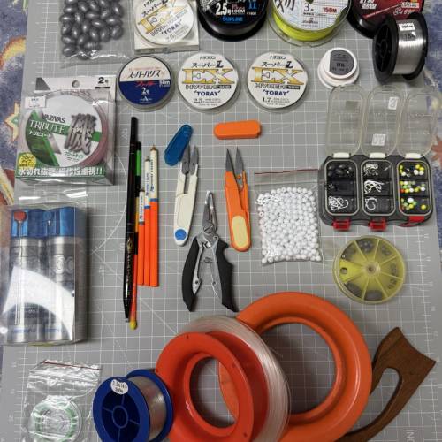 全套釣魚用品工具配件（價錢已包括以上相片𥚃所有，連埋兩個高質雙肩背囊（包裝極妥...