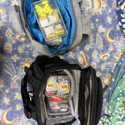 全套釣魚用品工具配件（價錢已包括以上相片𥚃所有，連埋兩個高質雙肩背囊（包裝極妥...