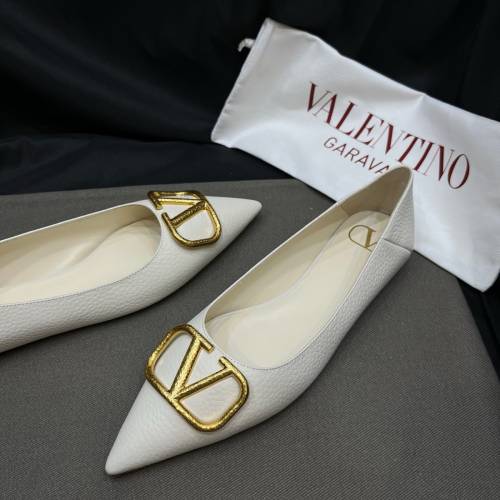 Valentino 荔枝紋尖頭平底鞋