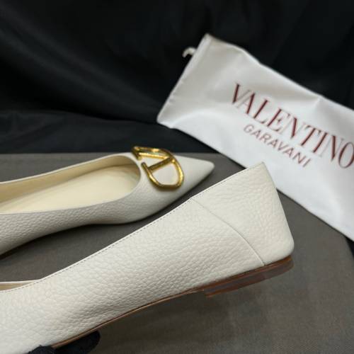 Valentino 荔枝紋尖頭平底鞋