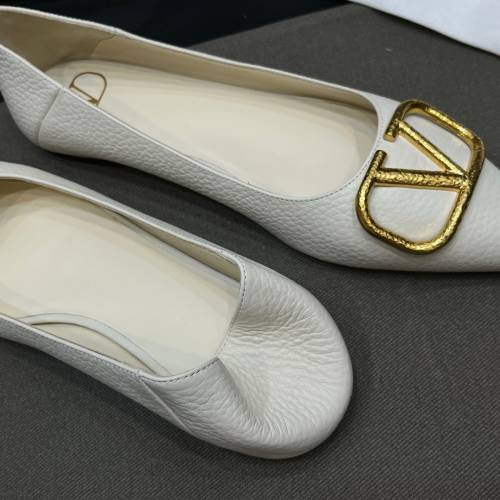 Valentino 荔枝紋尖頭平底鞋
