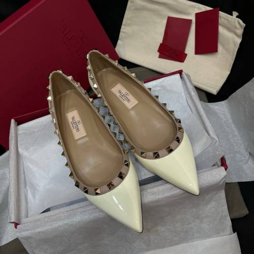Valentino 尖頭鉚釘平底鞋