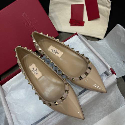 Valentino 尖頭鉚釘平底鞋