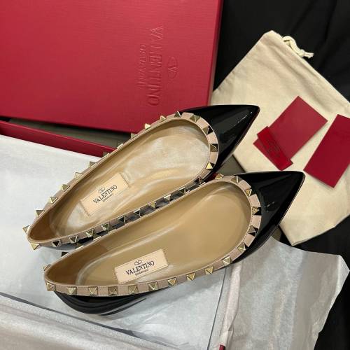 Valentino 尖頭鉚釘平底鞋