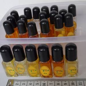 清貨出售一手二十三支香薰油,約八成滿。共售三百元原價每支六十元。no.22.8.26