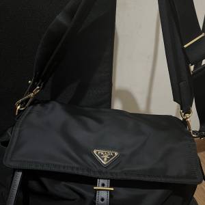 PRADA普拉達 Explore Re-Nylon琺瑯金屬三角標誌