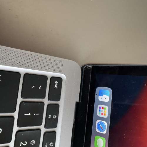 平放MacBook Air 13 M1 256 有少少瑕疵 正常運作
