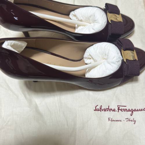 Ferragamo全新漆皮蝴蝶高跟鞋 Size 38