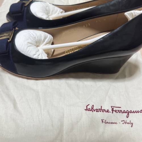 Ferragamo Sissi 漆皮坡跟鞋size 38