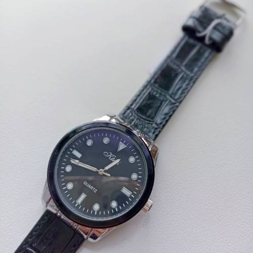 ⌚ 𝙑𝙞𝙣𝙩𝙖𝙜𝙚 「𝙆𝙩𝙚𝙫𝙞」品牌的「𝙌𝙐𝘼𝙍𝙏𝙕」石英手錶