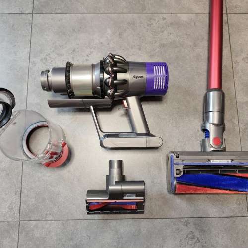Dyson V10 Vacuum Cleaner in good condition