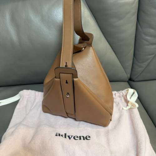 Advene The Age Bag 皮革三角手袋 (焦糖色)