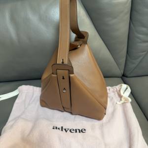 Advene The Age Bag 皮革三角手袋 (焦糖色)