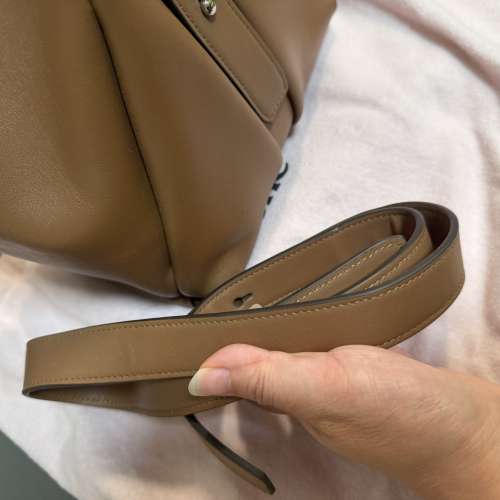 Advene The Age Bag 皮革三角手袋 (焦糖色)