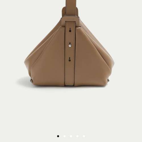 Advene The Age Bag 皮革三角手袋 (焦糖色)