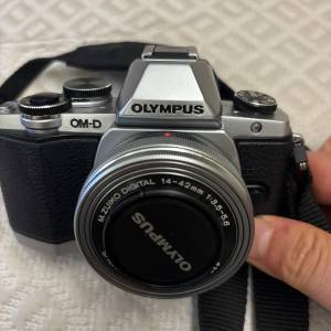 Olympus OM-D E-M10（第一代），搭配 M.ZUIKO DIGITAL 14-42mm F3.5-5.6 EZ 電子餅...