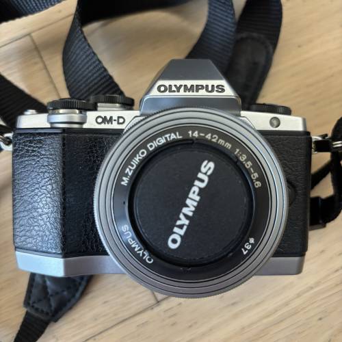 Olympus OM-D E-M10（第一代），搭配 M.ZUIKO DIGITAL 14-42mm F3.5-5.6 EZ 電子餅...