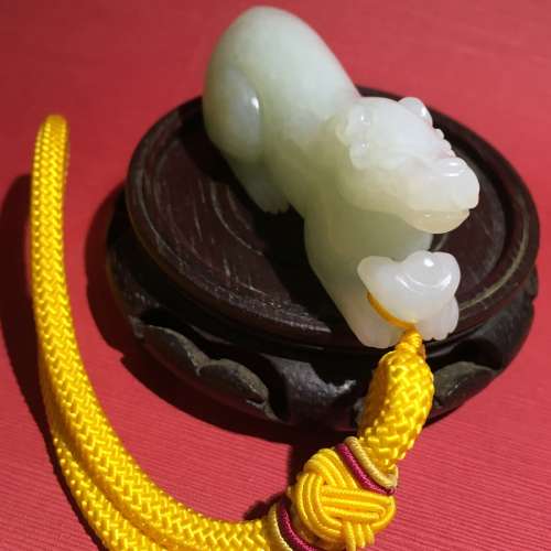 旺財，懷舊多年 刻有 臥狀 福祿元寶 靈犬，吉祥如意守財 舊青白和田玉石