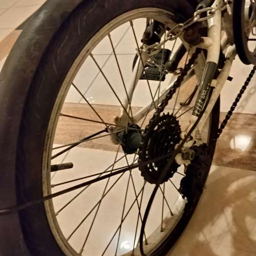 B-TWIN tilt 120 成人單車一部 ，20吋，6 速，可摺。