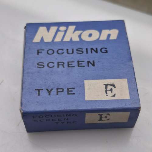 這是一個適用於 Nikon 相機的 Type E 對焦屏。Type E 對焦屏通常帶有格線，專為需要...