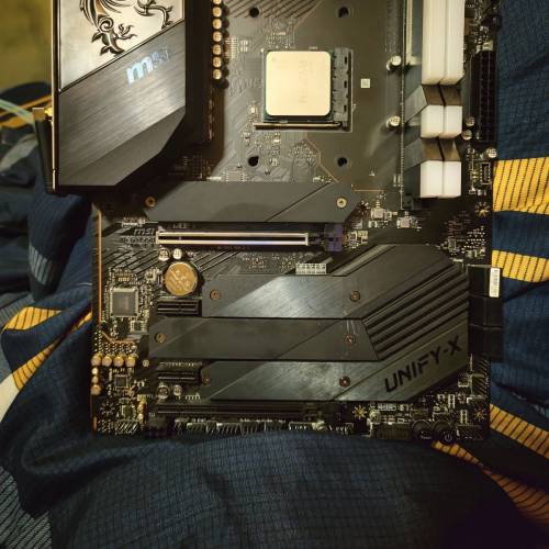 Unify-X b550 AMD 5600x TT rgb ddr4 4000 16gb